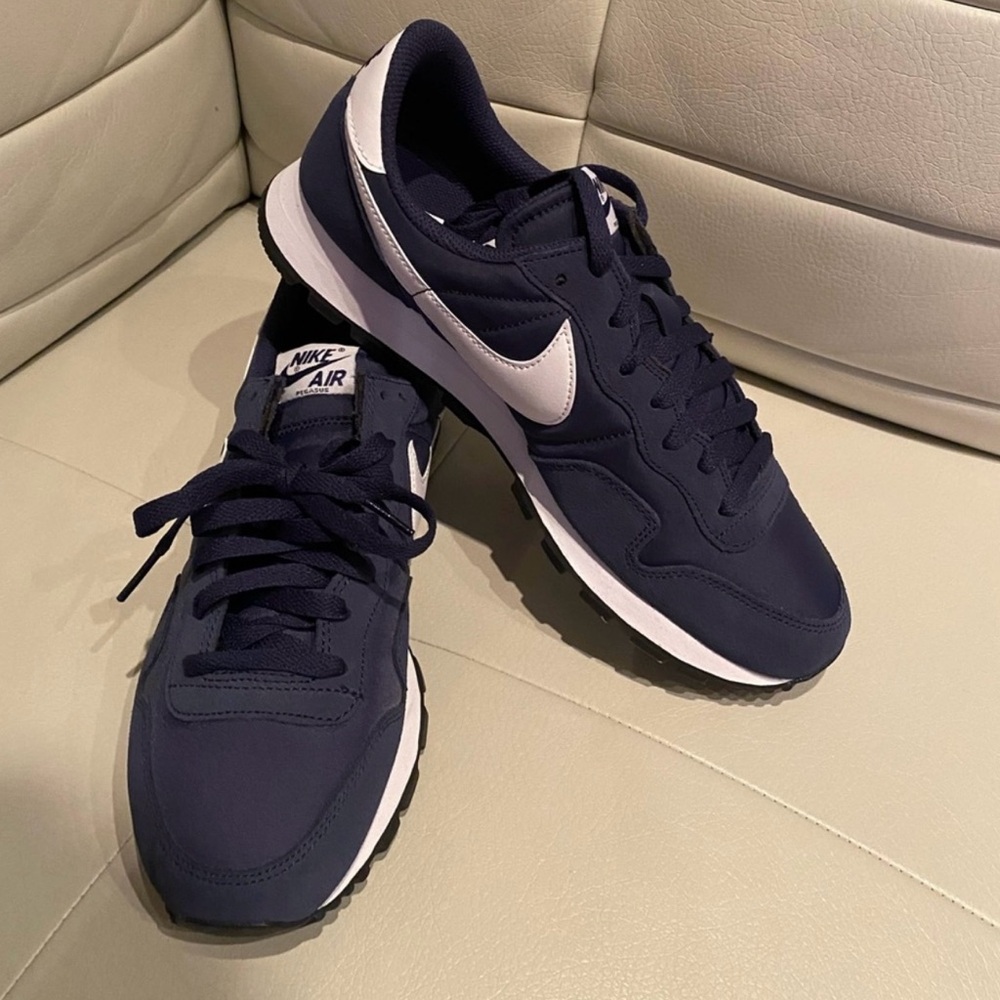 Nike air pegasus 83 size 9 (midnight navy and white)